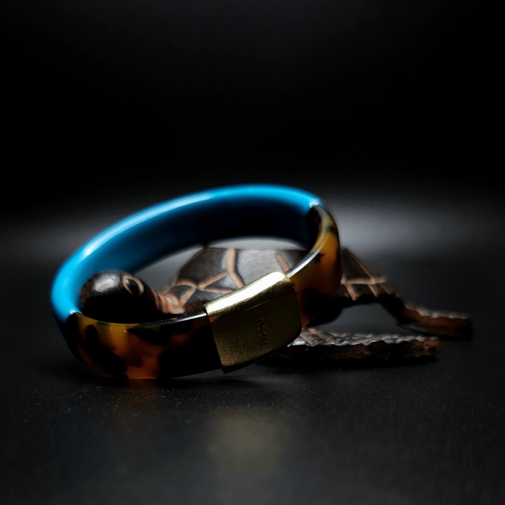 Fossil blue and tortoise shell acrylic bangle.